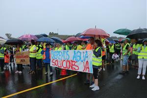 Uns 150 veïns de Cabrera d’Anoia tallen la C-15 en protesta pels talls d’aigua. ACN