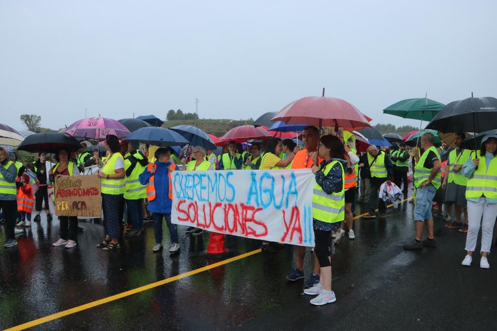 Uns 150 veïns de Cabrera d’Anoia tallen la C-15 en protesta pels talls d’aigua. ACN