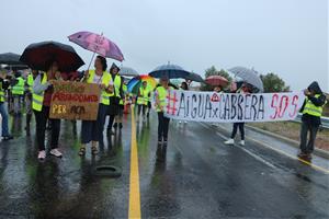 Uns 150 veïns de Cabrera d’Anoia tallen la C-15 en protesta pels talls d’aigua