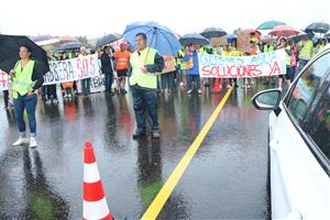 Uns 150 veïns de Cabrera d’Anoia tallen la C-15 en protesta pels talls d’aigua