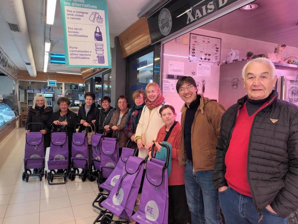 Vilafranca lliura 40 carretons de la compra per celebrar els 40 anys del Mercat de Sant Salvador. Ajuntament de Vilafranca