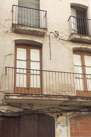 Vilafranca precinta una casa ocupada al carrer dels Ferrers. Ajuntament de Vilafranca