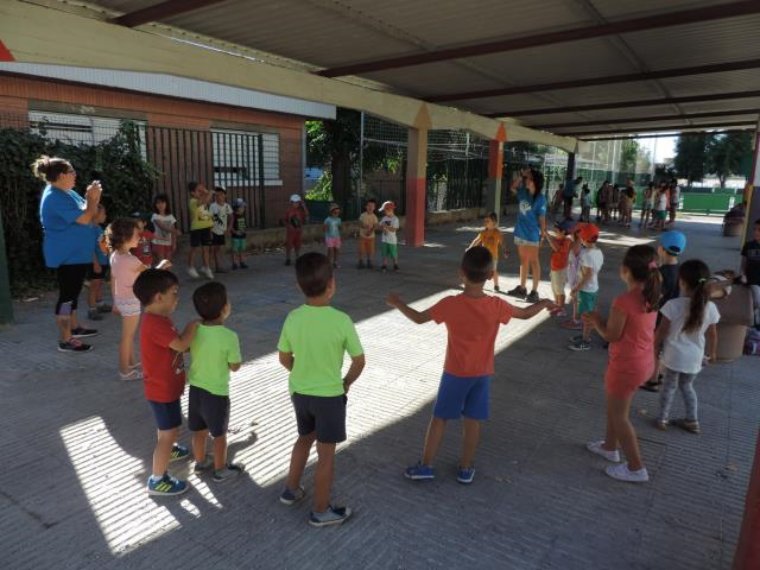 Vilanova enquesta les famílies amb menors de 18 anys per copsar les necessitats dels infants i adolescents . Ajuntament de Vilanova