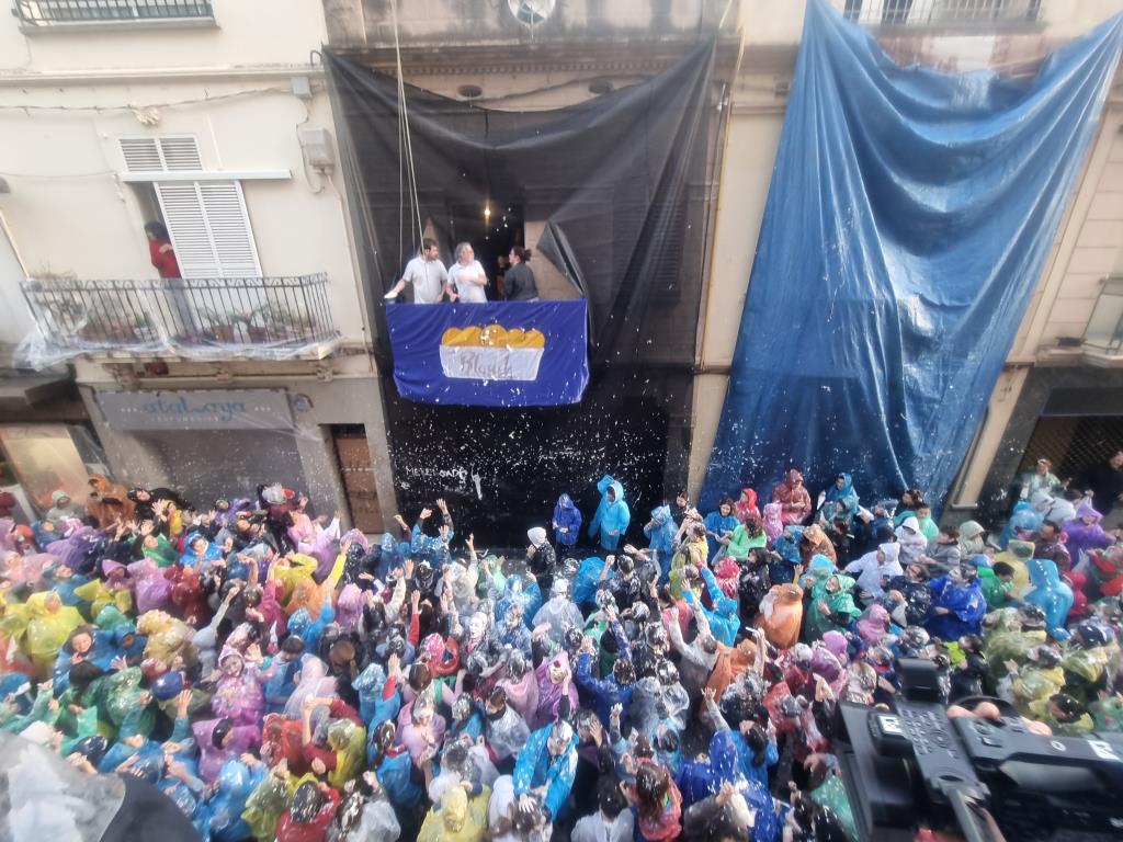 Vilanova i la Geltrú inaugura els actes centrals del Carnaval amb una dolça guerra blanca. Ajuntament de Vilanova