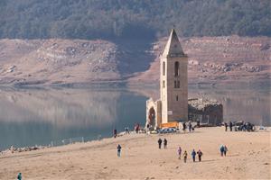 Visitants al campanar de Sant Romà de Sau. ACN / Nia Escolà