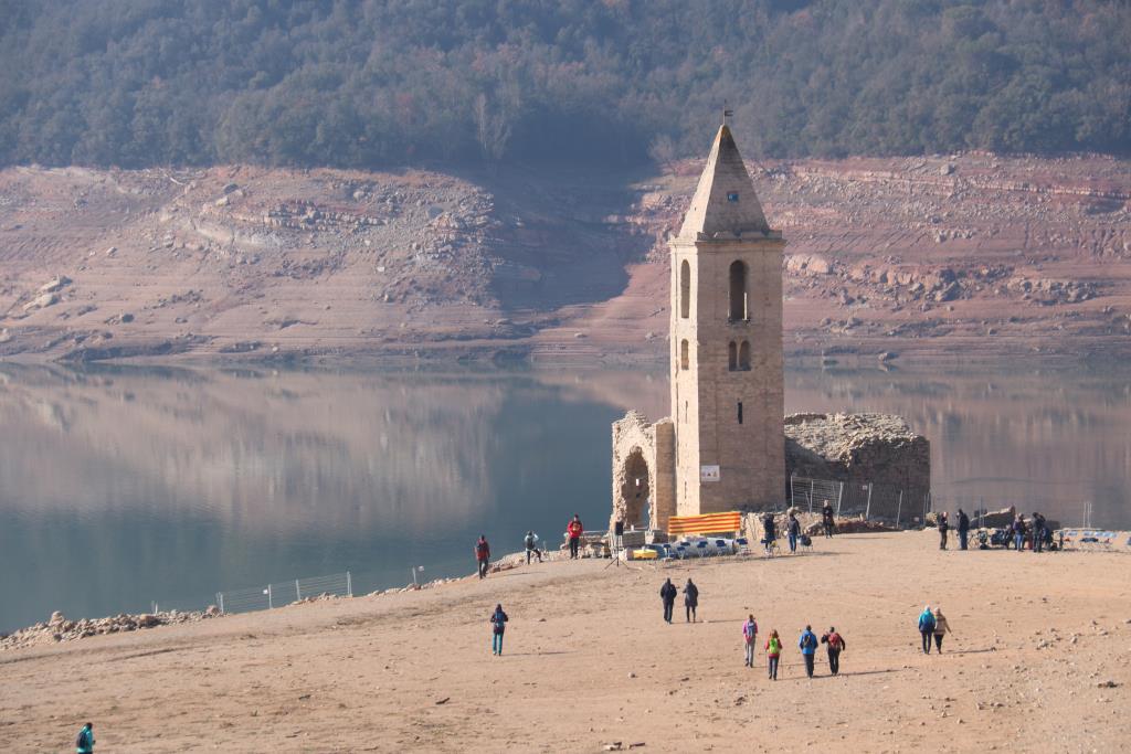 Visitants al campanar de Sant Romà de Sau. ACN / Nia Escolà