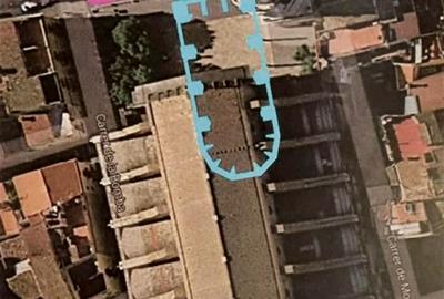 Vista aèrea de l’actual temple de Sant Antoni Abat. En rosa la primitiva capella romànica. En blau l’església gòtica. Tessina de Lara Díaz Monteagudo.