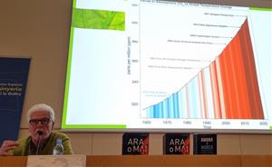 Xavier Soler, explicant un quadre on es pot veure l’augment de CO₂ a l’atmosfera i el canvi de les temperatures de 1960 a 2020. Josep Maria Ràfols