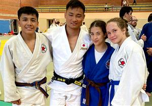 Yousra Abbou, Aaron Cabrera i Aina Ferrando amb el judoka Ebinuma