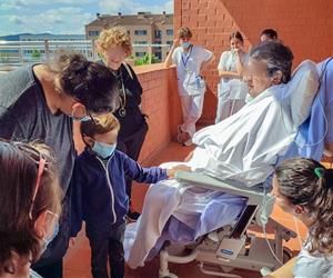 Acció inèdita a l’Hospital d’Igualada: treuen un pacient de l’UCI a la terrassa perquè es pugui reunir amb el seu net. Hospital d'Igualada