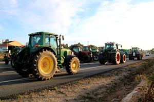 Alguns tractors marxant del tall de l'A-7 a l'Ampolla. ACN