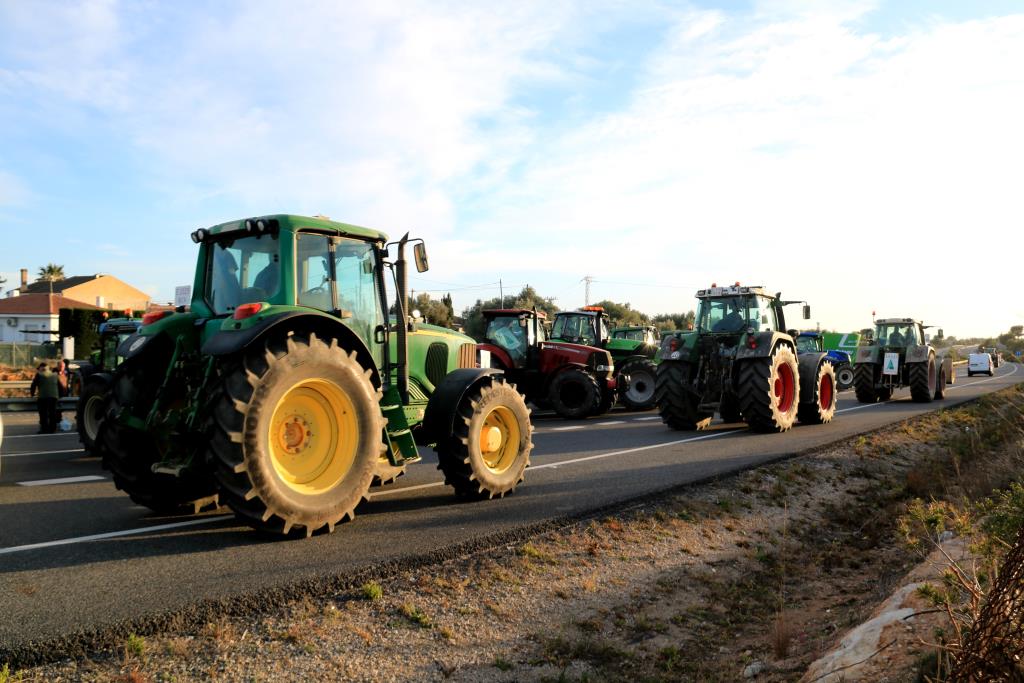 Alguns tractors marxant del tall de l'A-7 a l'Ampolla. ACN