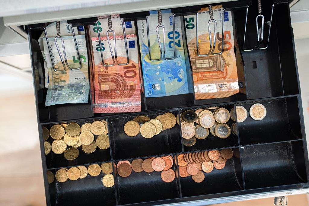 Aliments, aigua, residus i llum: els impostos protagonitzen les principals pujades de preu del 2025. ACN