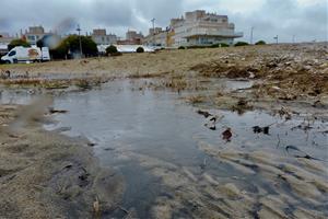 Apareix un nou vessament de granulat de cautxú a la platja de Cubelles. ACN