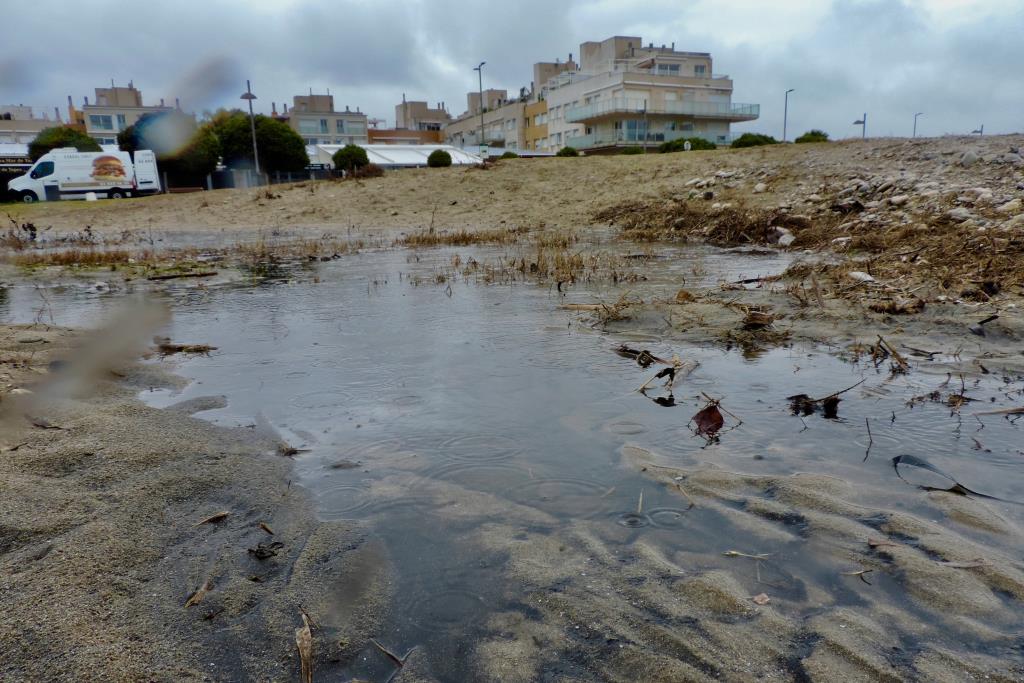 Apareix un nou vessament de granulat de cautxú a la platja de Cubelles. ACN