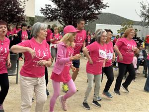 Canyelles es vesteix de solidaritat en la primera cursa de la dona