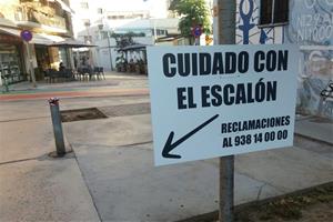 Cartell a la Plaça de Cal Ganeta per assenyalar un desnivell. Ferran Savall