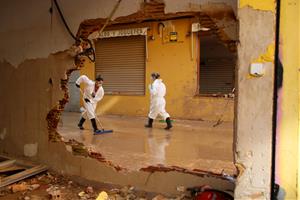 Cases destrossades i voluntaris de neteja, al municipi d'Alfafar (València). ACN / Bernat Vilaró