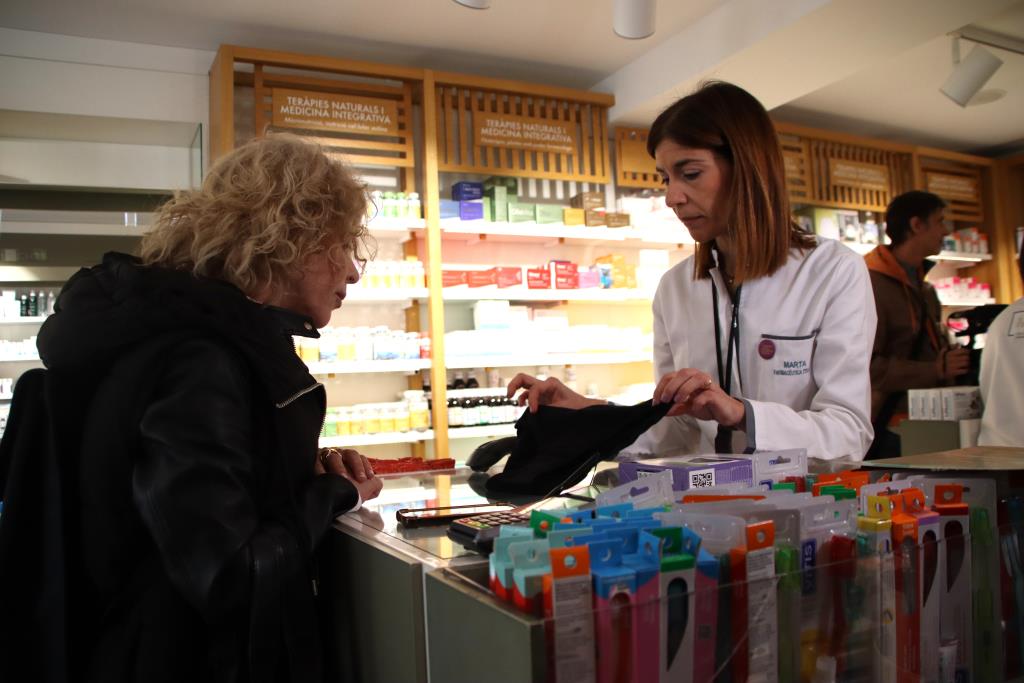 Comença la distribució gratuïta de productes menstruals reutilitzables a les farmàcies. ACN