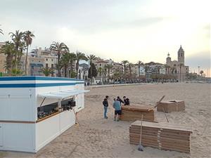 Comencen a instal·lar-se les guinguetes de les platges de Sitges, que inicien la temporada el dia 23. Ajuntament de Sitges