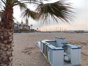 Comencen a instal·lar-se les guinguetes de les platges de Sitges, que inicien la temporada el dia 23