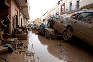 Cotxes apilats en un carrer de l'Alcúdia, a causa de la dana. ACN / Mathias Rodríguez