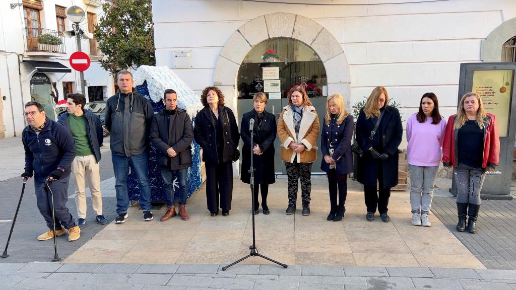 Cubelles condemna la mort del nadó trobat en un contenidor amb un minut de silenci. ACN