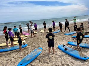 Cubelles impulsa la igualtat a través del surf: una quarantena d'infants s'inicien en aquest esport. Ajuntament de Cubelles
