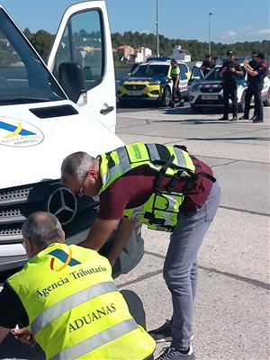 Denunciades cinc persones per irregularitats en la càrrega de camions en controls a la C-32 a l'altura del Vendrell. ACN