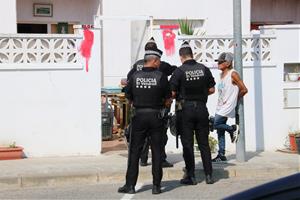 Desallotgen més de 40 persones d’una finca ocupada a Coma-ruga que acumula 130 actuacions policials en un any i mig. ACN
