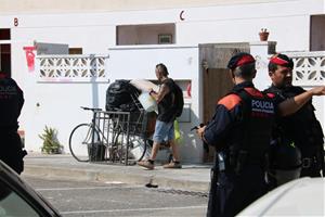 Desallotgen més de 40 persones d’una finca ocupada a Coma-ruga que acumula 130 actuacions policials en un any i mig