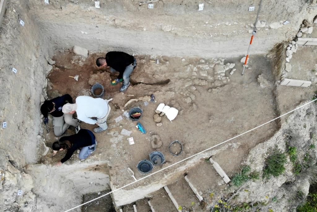 Descobreixen eines de sílex i fogars de fa 9.000 anys al jaciment de Cal Sitjo de Sant Martí de Tous. ACN