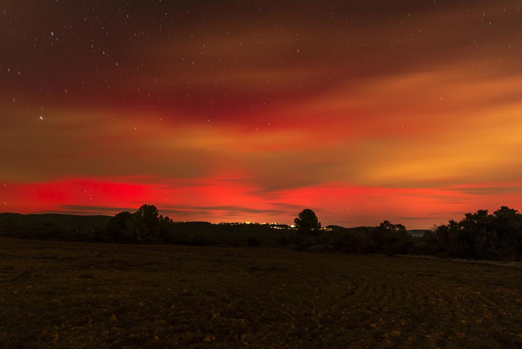 Descomunal espectacle aquesta nit a la 1.30 hores amb la barreja de aurora boreal i núvols alts. Xavi Navas