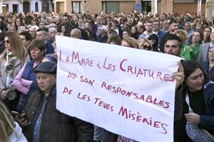 Detall de les pancartes contra el triple crim masclista del Prat de Llobregat . ACN / Jordi Pujolar