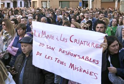 Detall de les pancartes contra el triple crim masclista del Prat de Llobregat . ACN / Jordi Pujolar