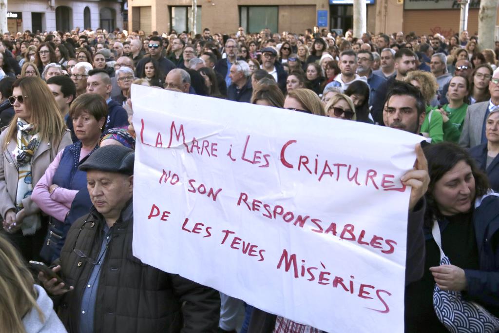 Detall de les pancartes contra el triple crim masclista del Prat de Llobregat . ACN / Jordi Pujolar