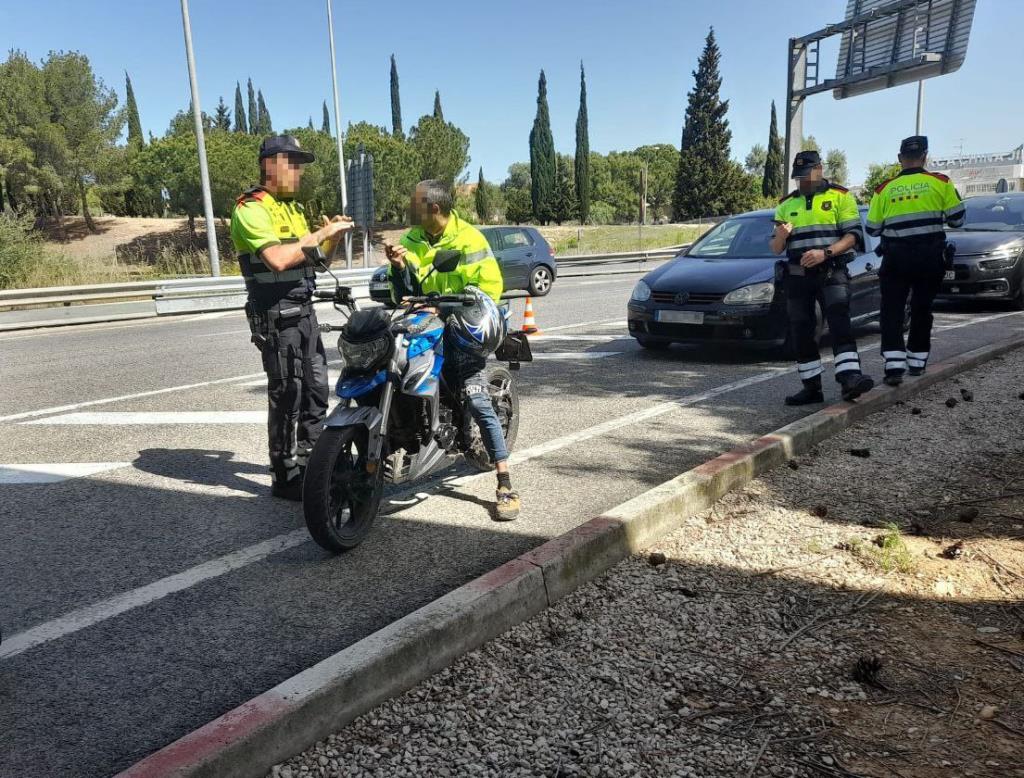 Detingut un conductor al Vendrell per circular sense permís i amb el casc sense cordar. Mossos d'Esquadra