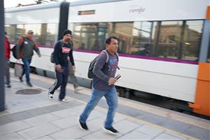 Dignitat a les Vies avisa que molts viatgers han buscat alternatives al tren. ACN