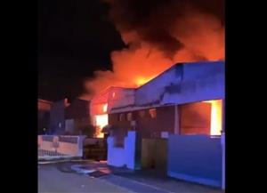 Dos ferits greus en l'incendi d'una nau industrial del polígon La Cometa del Vendrell. Bombers