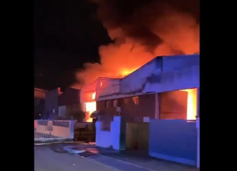 Dos ferits greus en l'incendi d'una nau industrial del polígon La Cometa del Vendrell. Bombers