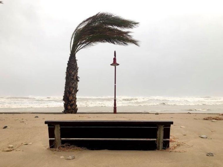 Efectes d'un temporal de vent i pluja al passeig marítim de Cubelles. EIX
