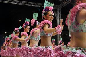El Carnaval de Sitges viu l’última gran nit de lluïment amb la rua de l’Extermini. ACN