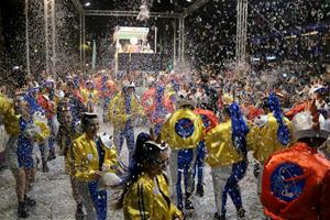 El Carnaval de Sitges viu l’última gran nit de lluïment amb la rua de l’Extermini