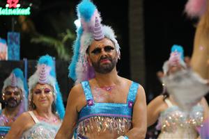 El Carnaval de Sitges viu l’última gran nit de lluïment amb la rua de l’Extermini