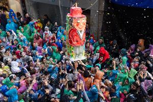 El Carnaval esclata a Vilanova i la Geltrú amb la tradicional Merengada. ACN
