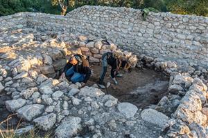 El conjunt monumental d’Olèrdola descobreix un gran edifici, una torre i d’altres estructures medievals. EIX