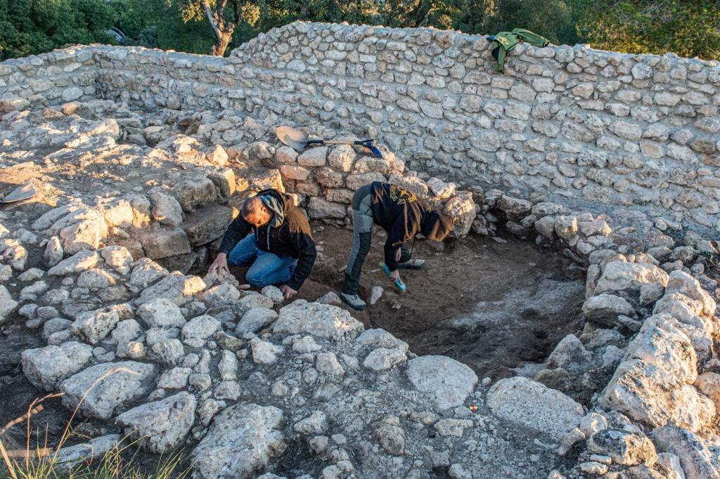 El conjunt monumental d’Olèrdola descobreix un gran edifici, una torre i d’altres estructures medievals. EIX