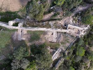 El conjunt monumental d’Olèrdola descobreix un gran edifici, una torre i d’altres estructures medievals