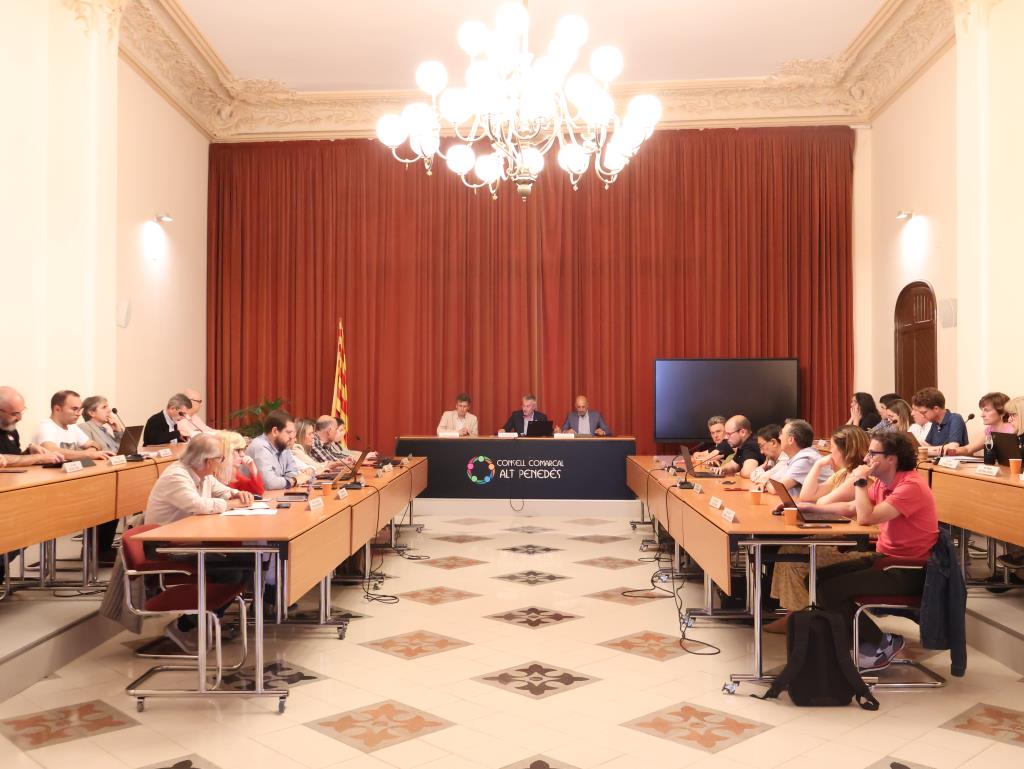El Consell Comarcal de l'Alt Penedès aprova la Carta de Serveis 2024-2027 i dóna llum verda a la modificació de la plantilla. CC Alt Penedès