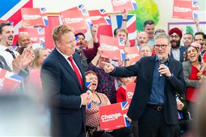 El líder laborista, Keir Starmer, amb el micròfon a la mà durant la campanya electoral del 4 de juliol a Londres. ACN